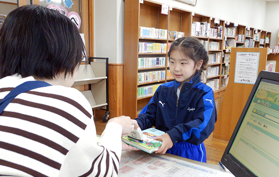 本を借りる様子