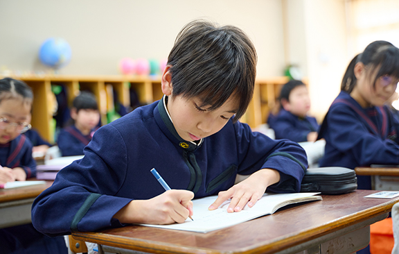黒板で問題を解く様子
