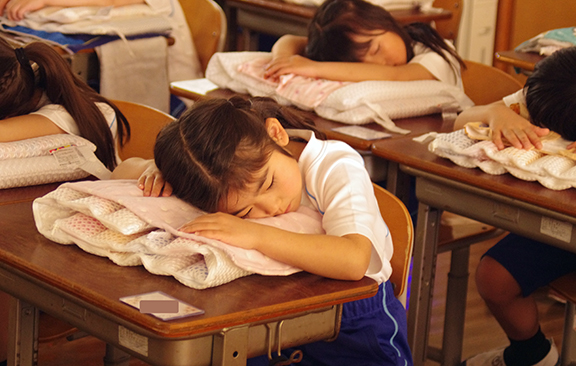 黒板で問題を解く様子