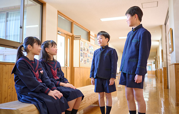 教室で教科書を読む様子