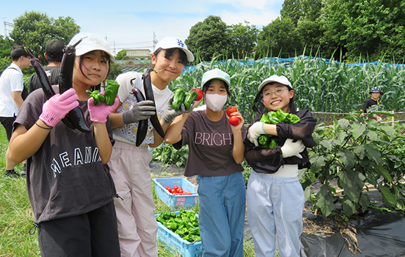野菜を持って記念撮影