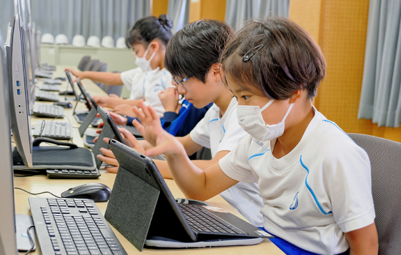 タブレットを見る児童