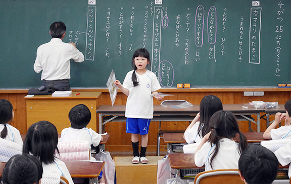 皆の前で発表で発表する児童