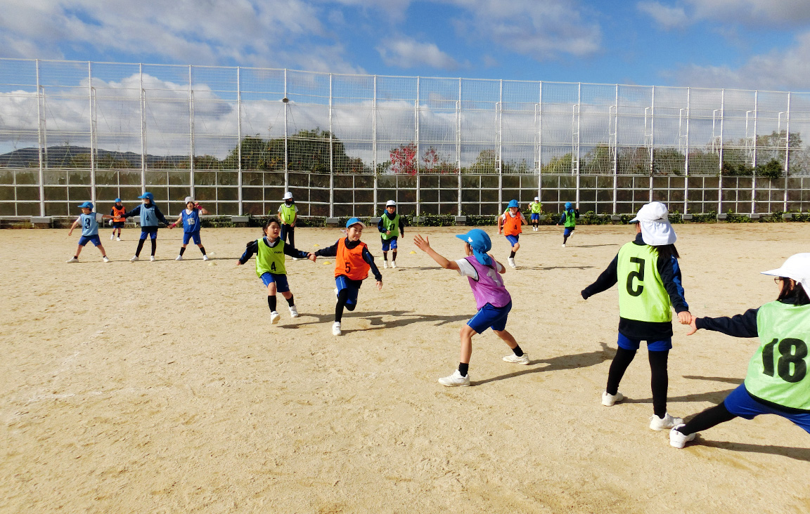 運動場で運動する子供たち