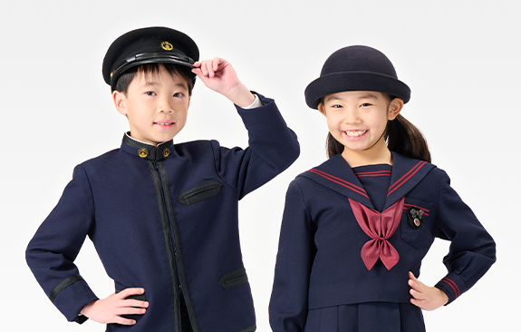 制服を着る生徒