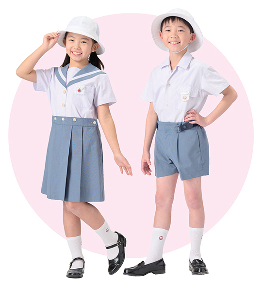夏服を着る男女の児童