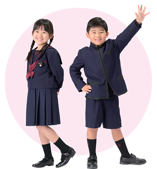 冬服を着る男女の児童