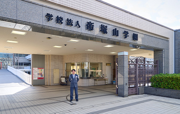 門に立つ警備員