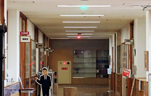廊下の災害警告灯