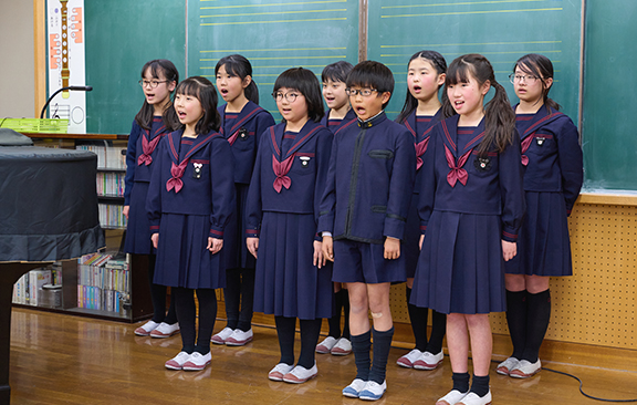 歌っている様子