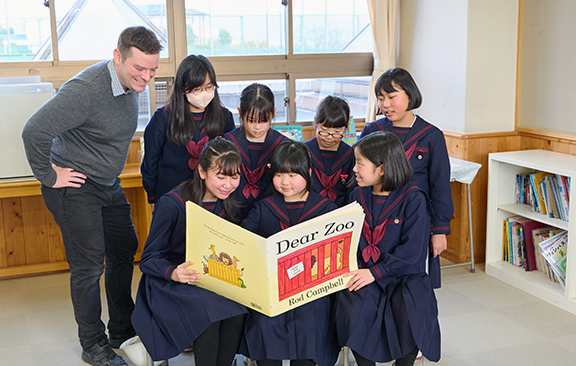 英語の本を読む様子