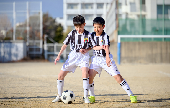 サッカーをする様子