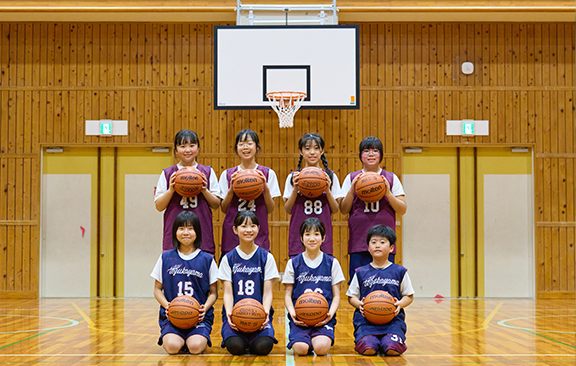 ボールを持って並んでいる様子