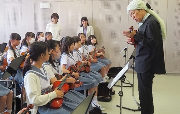 楽器を演奏する様子