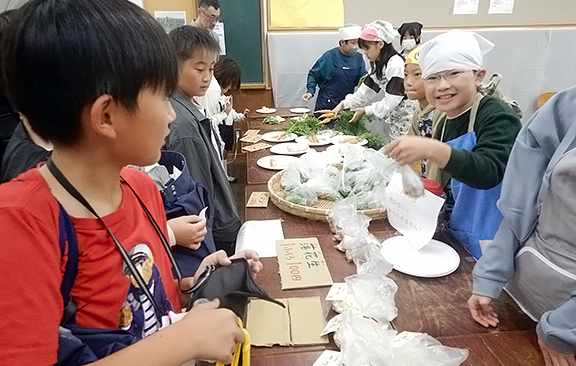 学校農園で収穫した野菜を販売