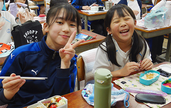 給食の様子（高学年）