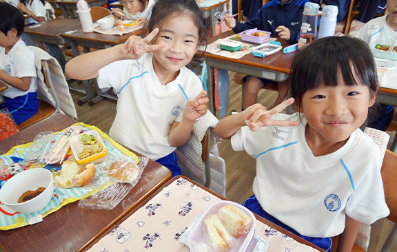 給食の様子（低学年）