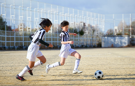 サッカーをする児童